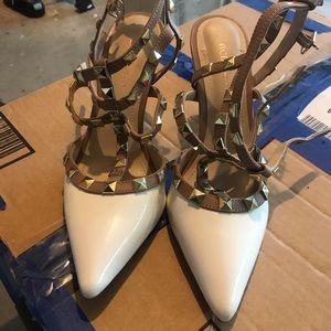 BCBG White/Nude Pump Size 6.5